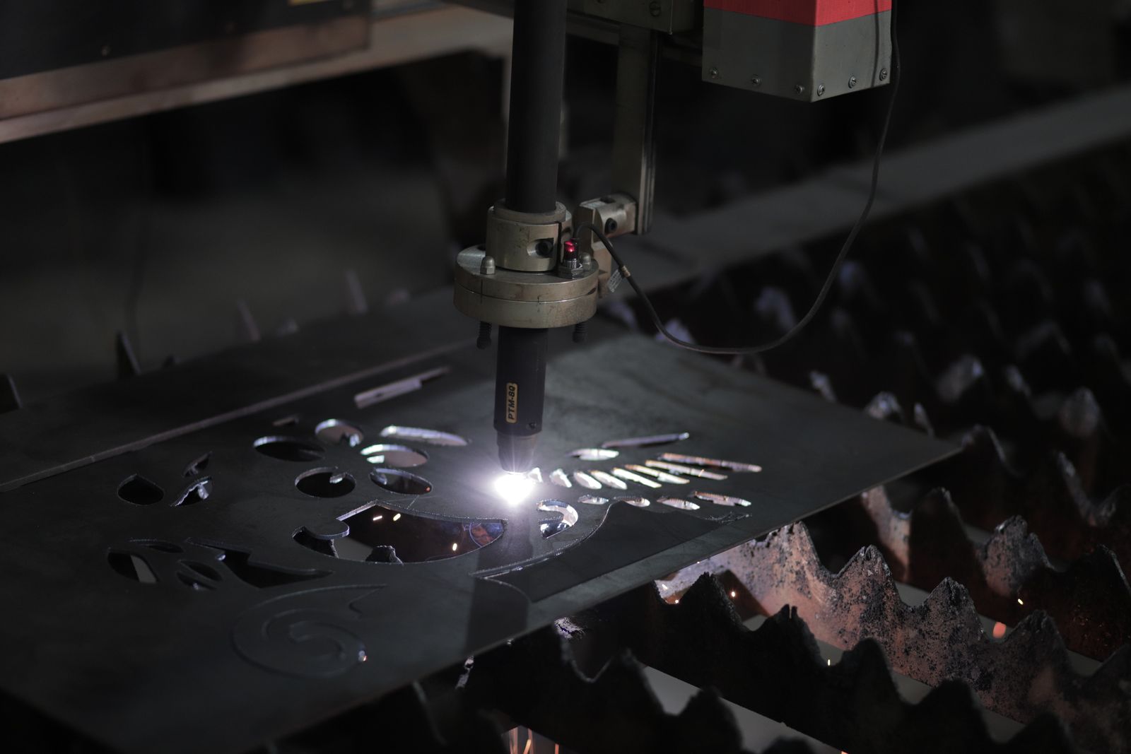 Surface-ground flat metal reference plate