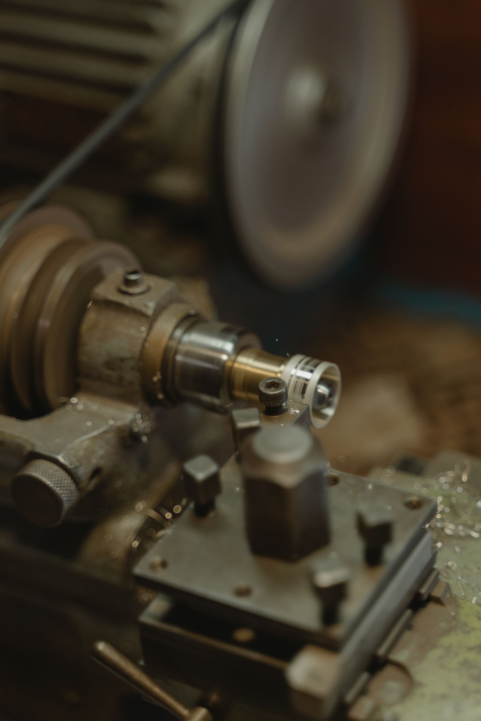 Large-part turning cell with tailstock support
