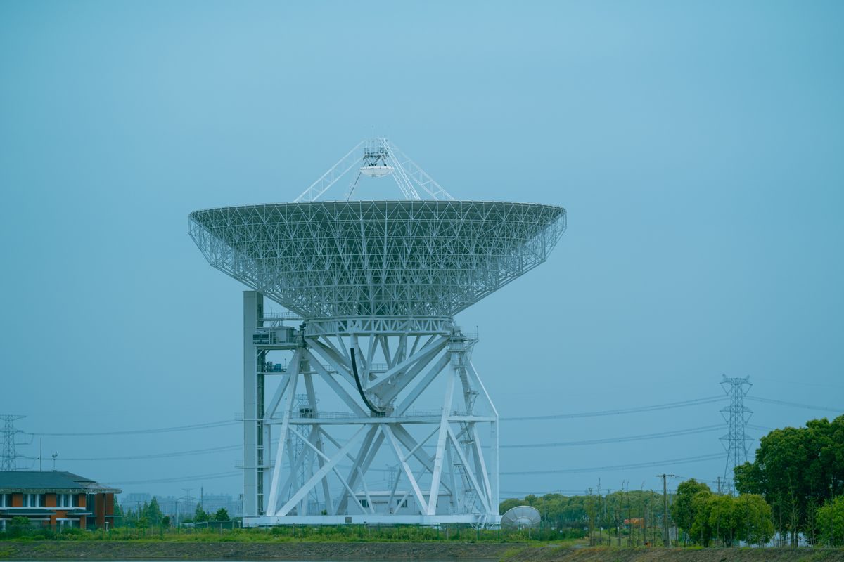 Antenne und Speiseeinheit einer Satelliten-Bodenstation