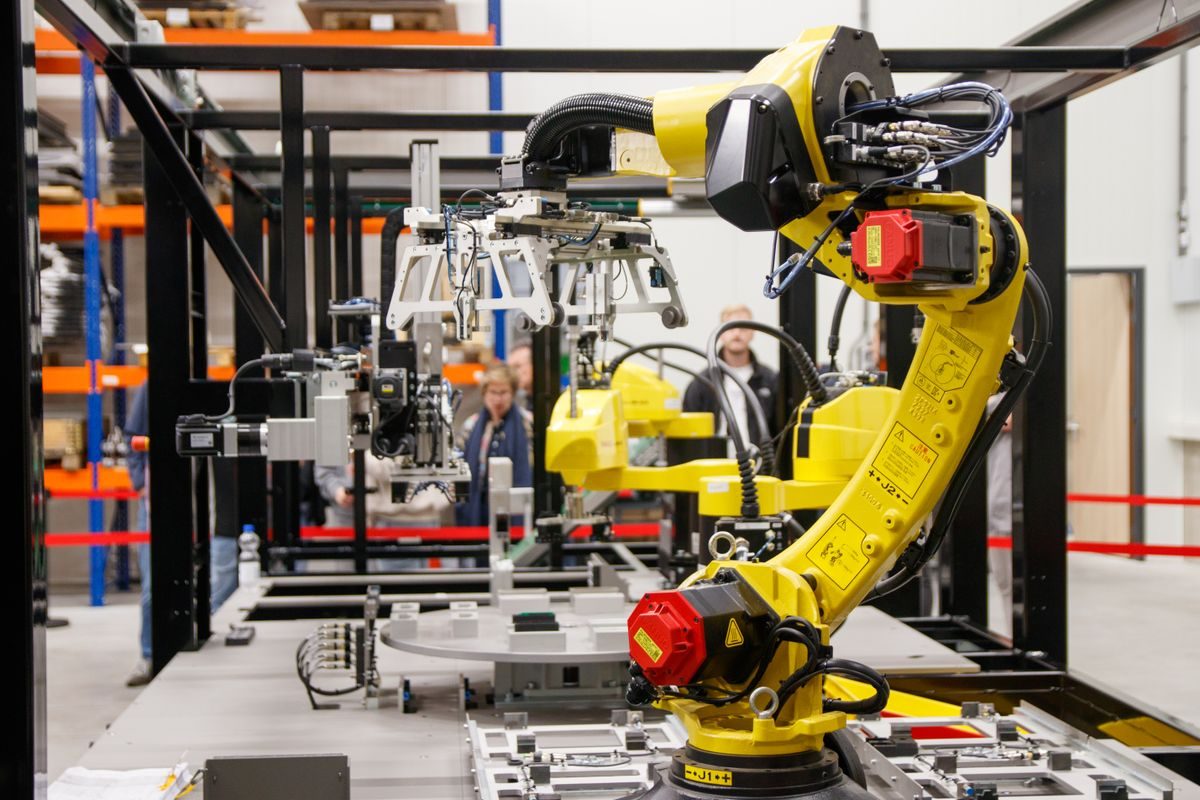 Robotic arm joint housing and linkage components